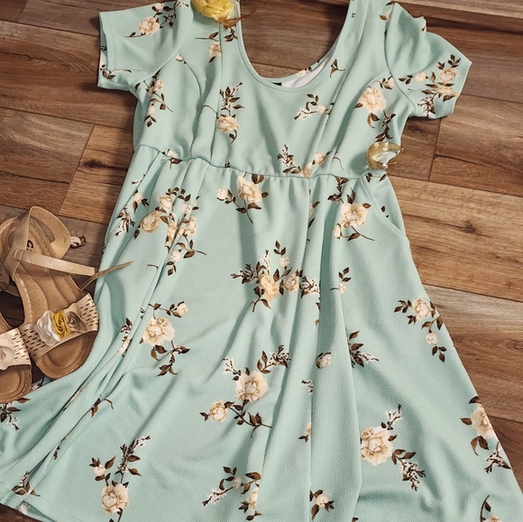 torrid Dresses & Skirts - Torrid Size 1 Teal and Yellow and white Flower Pattern Casual Dress